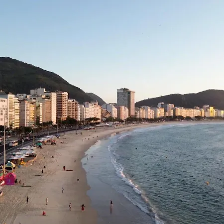 perto Copacabana Palace, 2-3